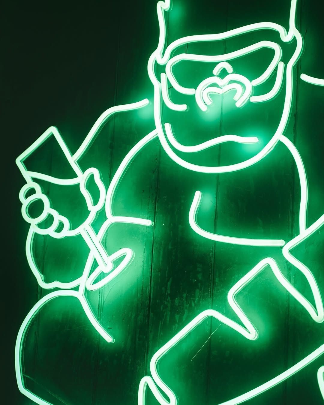 Insegna al neon del locale Kytos