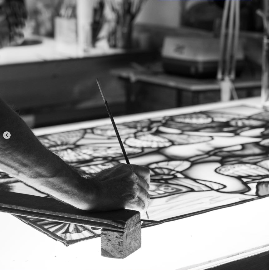 Lavorazione manuale del vetro nel laboratorio dello Studio Vetrarte